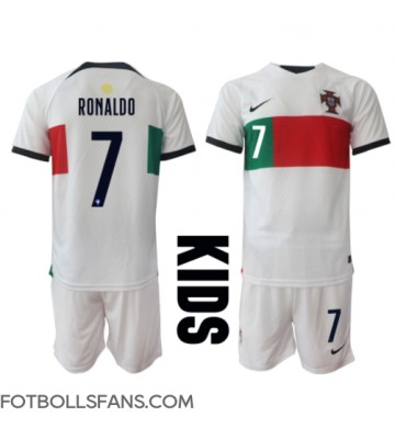 Portugal Cristiano Ronaldo #7 Replika Bortatröja Barn VM 2022 Kortärmad (+ Korta byxor)
